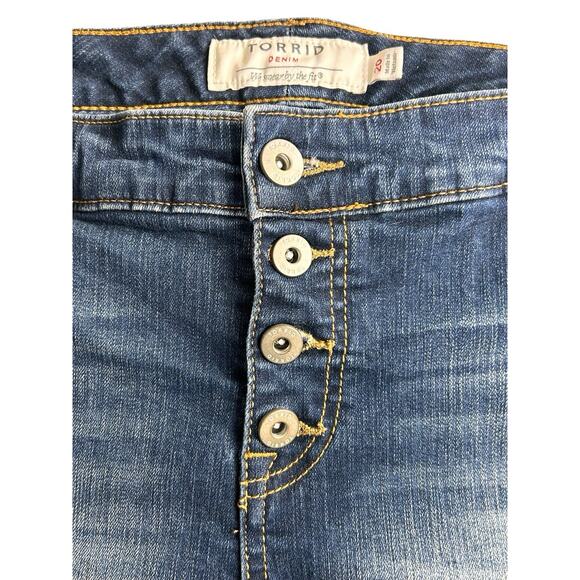 Torrid Distressed Button Fly Jean Shorts Sz 20 Dark Blue Wash Frayed Stretch - Picture 2 of 6